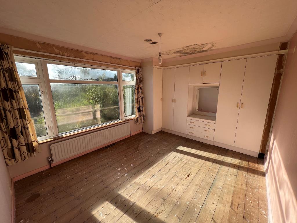 Lot: 44 - SUBSTANTIAL HOUSE FOR IMPROVEMENT - Bedroom